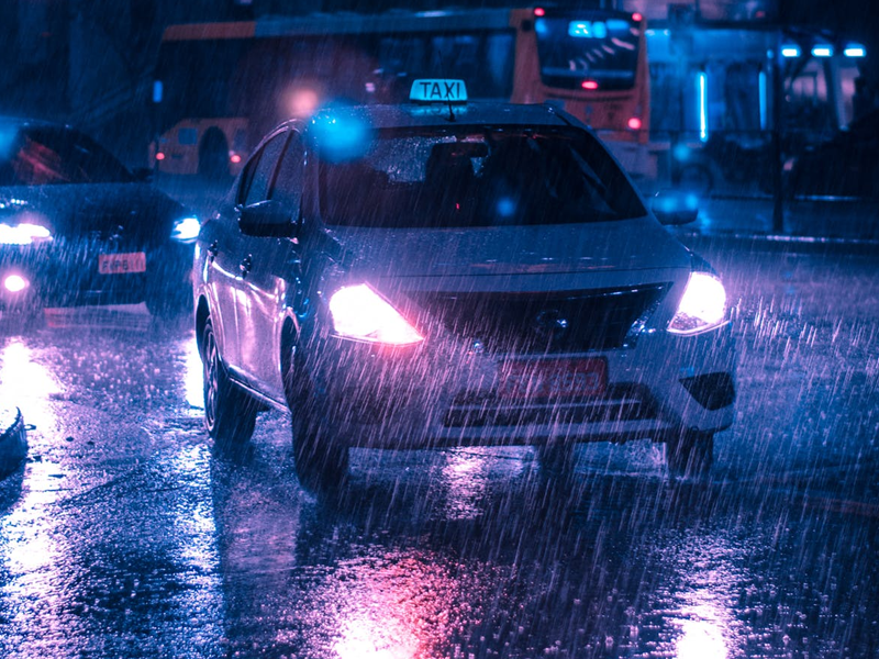 南方暴雨导致武汉火车站大量乘客滞留，万顺叫车凌晨驰援疏散